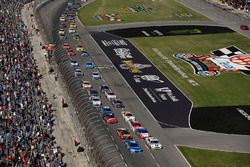 Kyle Larson, Chip Ganassi Racing Chevrolet, Kevin Harvick, Stewart-Haas Racing Ford