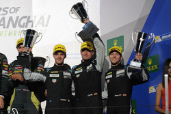 Podio GT AM: al terzo posto Christian Ried, Matteo Cairoli, Marvin Dienst, Dempsey-Proton Racing