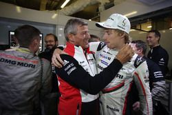 Brendon Hartley, Porsche Team, Fritz Enzinger, head of Porsche Team celebrate