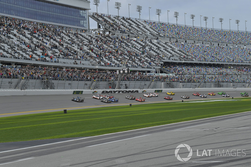 #10 Wayne Taylor Racing Cadillac DPi, P: Renger van der Zande, Jordan Taylor, Ryan Hunter-Reay leads field at start of the race