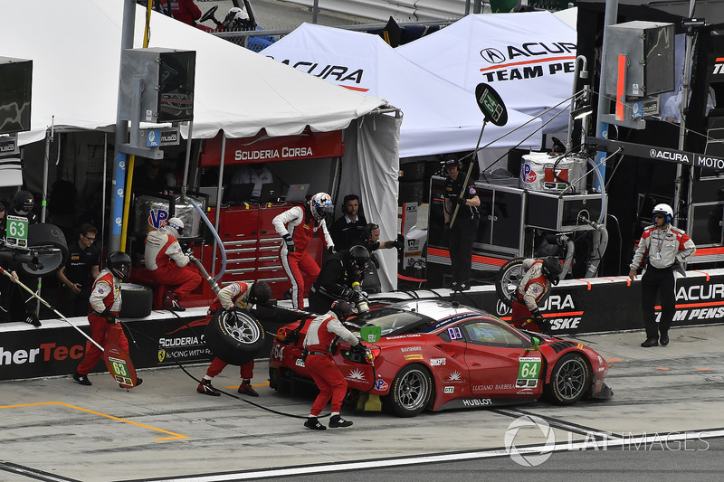 #64 Scuderia Corsa Ferrari 488 GT3, GTD: Bill Sweedler, Townsend Bell, Frankie Montecalvo, Sam Bird pit stop