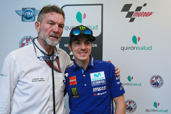 Maverick Viñales, Yamaha Factory Racing, avec le Dr Angel Charte, directeur médical MotoGP
