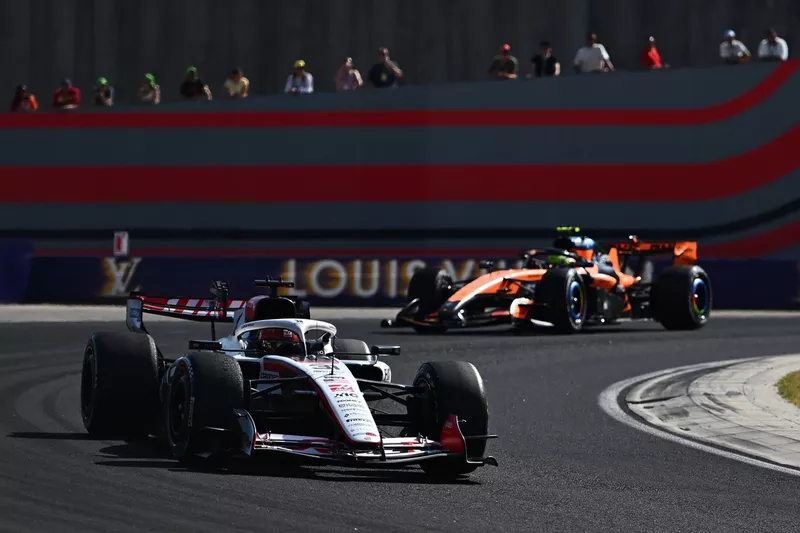 Lando Norris, McLaren, Esteban Ocon, Haas F1 Team