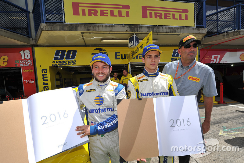 Fábio Magliano, gerente motorsport Pirelli entrega calendário para os poles, Ricardo Maurício e Guilherme Salas