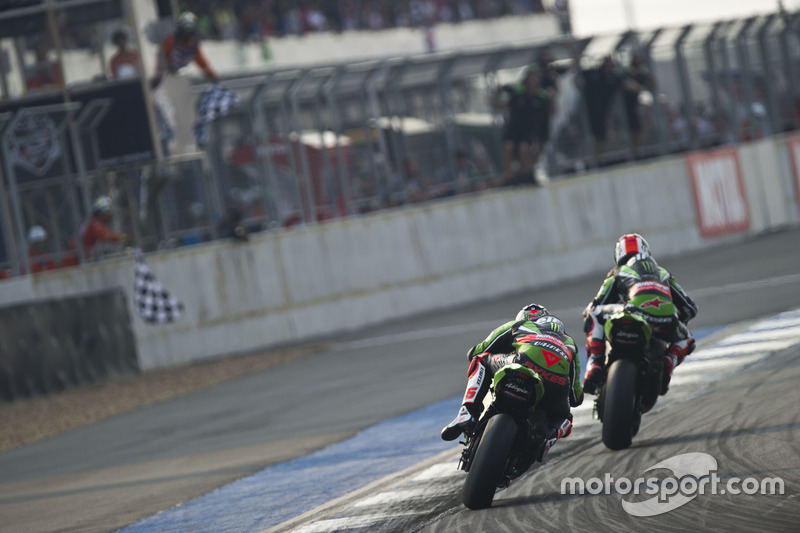 Winner Jonathan Rea, Kawasaki Racing Team and second place Tom Sykes, Kawasaki Racing Team