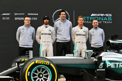 Présentation de la Mercedes AMG F1 W07 Hybrid : Andy Cowell, Directeur Général des unités de puissance Mercedes-Benz, Lewis Hamilton, Mercedes AMG F1, Toto Wolff, Directeur Exécutif Mercedes AMG F1, Nico Rosberg, Mercedes AMG F1; Paddy Lowe, Directeur Exécutif Technique Mercedes AMG F1