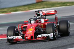 Kimi Raikkonen, Ferrari SF16-H, probando el Halo una protección para el habitáculo.