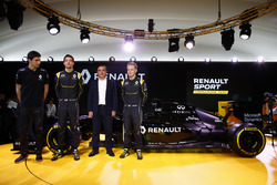 Carlos Ghosn, Renault President met rijder Jolyon Palmer, Kevin Magnussen en testrijder Esteban Ocon