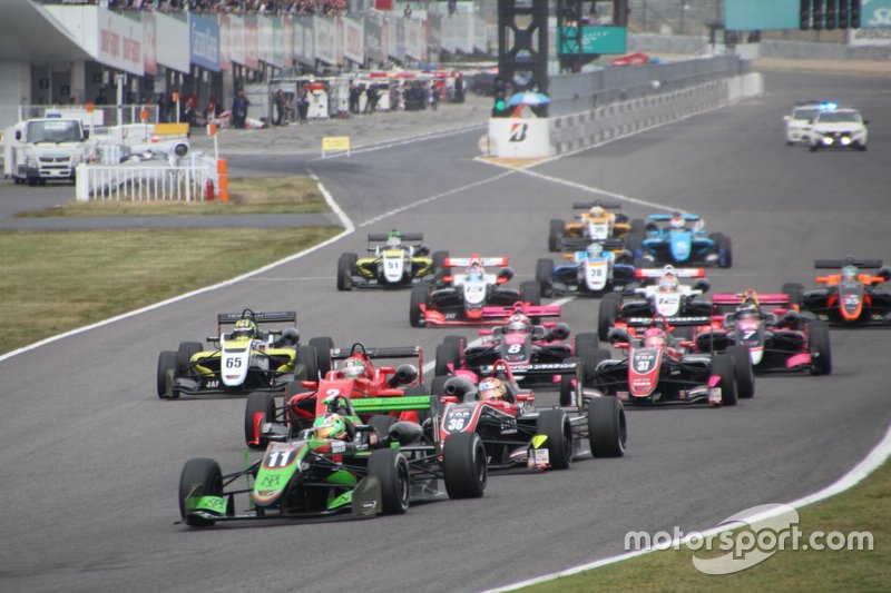 Salida de la primera carrera de la F3 Japonesa 2019, Sacha Fenestraz liderando.