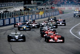 Ralf Schumacher, BMW Williams FW25, Michael Schumacher, Ferrari F2002, lottano per la prima posizione alla partenza della gara