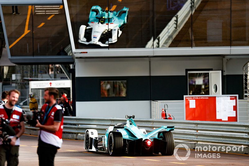 Tom Dillmann, NIO Formula E Team, NIO Sport 004 in the pit lane
