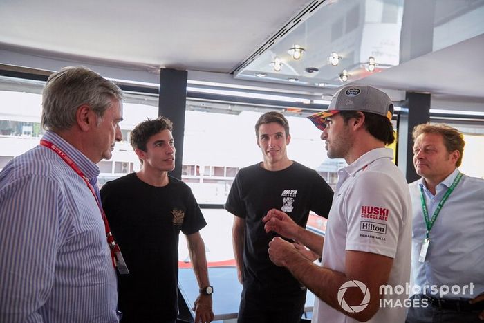 Los pilotos de MotoGP Alex y Marc Márquez con Carlos Sainz Jr, McLaren y su padre