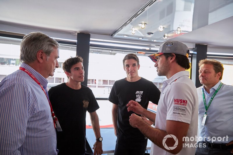 Los pilotos de MotoGP Alex y Marc Márquez con Carlos Sainz Jr, McLaren y su padre