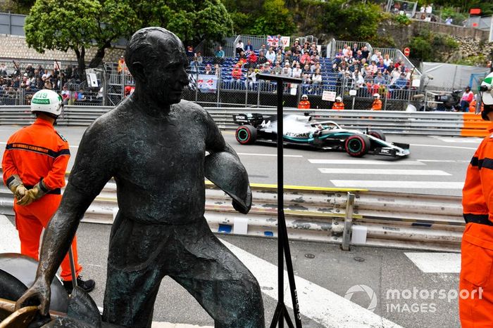 Lewis Hamilton, Mercedes AMG F1 W10 y la estatua de Fangio