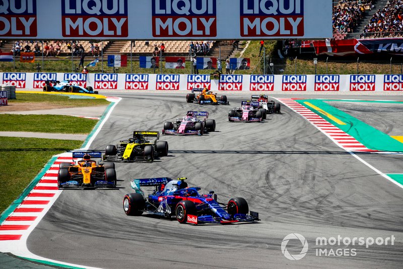 Alexander Albon, Toro Rosso STR14, leads Carlos Sainz Jr., McLaren MCL34, Daniel Ricciardo, Renault R.S.19, Sergio Perez, Racing Point RP19, and Lance Stroll, Racing Point RP19