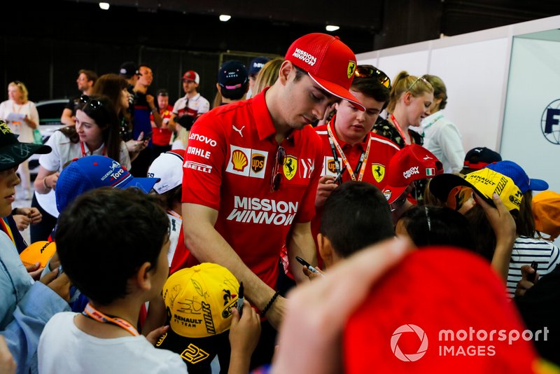 Charles Leclerc, Ferrari, firma autógrafos para los jóvenes aficionados