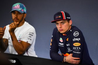2. Valtteri Bottas, Mercedes AMG F1, yarış galibi Lewis Hamilton, Mercedes AMG F1, 3. Max Verstappen, Red Bull Racing basın toplantısında