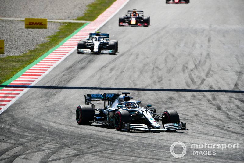 Lewis Hamilton, Mercedes AMG F1 W10, precede Valtteri Bottas, Mercedes AMG W10, e Max Verstappen, Red Bull Racing RB15