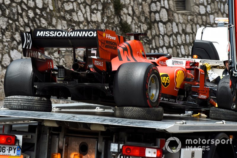 La monoposto di Sebastian Vettel, Ferrari SF90, su un camion, dopo l'incidente nelle prove libere