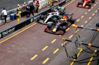 Max Verstappen, Red Bull Racing RB15, en Valtteri Bottas, Mercedes AMG W10
