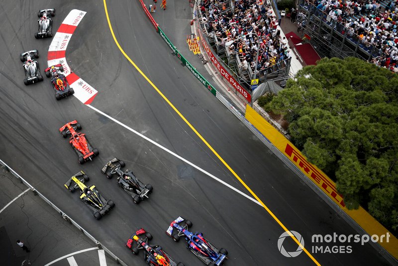 Lewis Hamilton, Mercedes AMG F1 W10, precede Valtteri Bottas, Mercedes AMG W10, Max Verstappen, Red Bull Racing RB15, Sebastian Vettel, Ferrari SF90, Daniel Ricciardo, Renault R.S.19, Kevin Magnussen, Haas F1 Team VF-19, Pierre Gasly, Red Bull Racing RB15, e Daniil Kvyat, Toro Rosso STR14, alla partenza