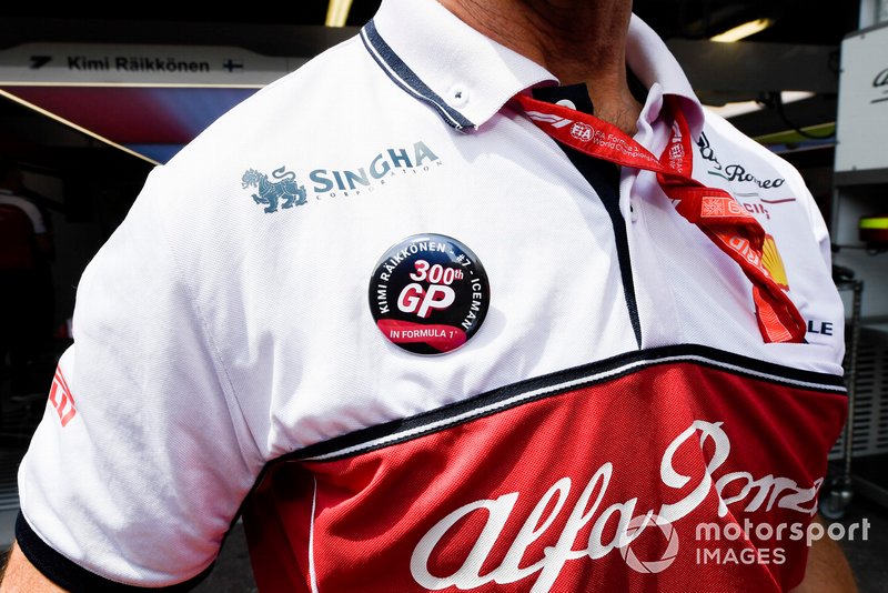 Alfa Romeo Racing mechanic with Kimi Raikkonen, Alfa Romeo Racing 300th GP badge