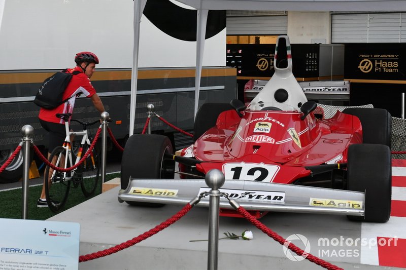 Sebastian Vettel, Ferrari regardant la Ferrari 312T de Niki Lauda exposée dans le paddock
