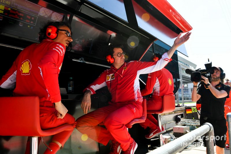 Laurent Mekies, Sporting Director, Ferrari, e Mattia Binotto, Team Principal Ferrari, fa un segno al garage per quanto riguarda un problema con l'auto di Sebastian Vettel, Ferrari SF90, in qualifica
