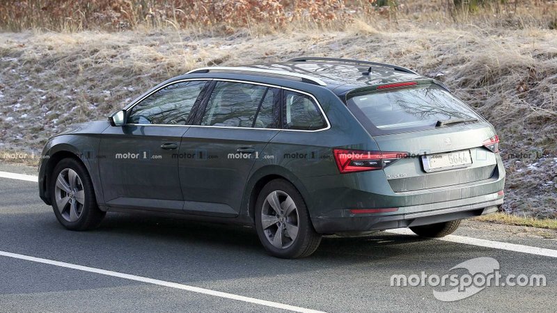 Шпигунське фото оновленого Skoda Superb 2019 року