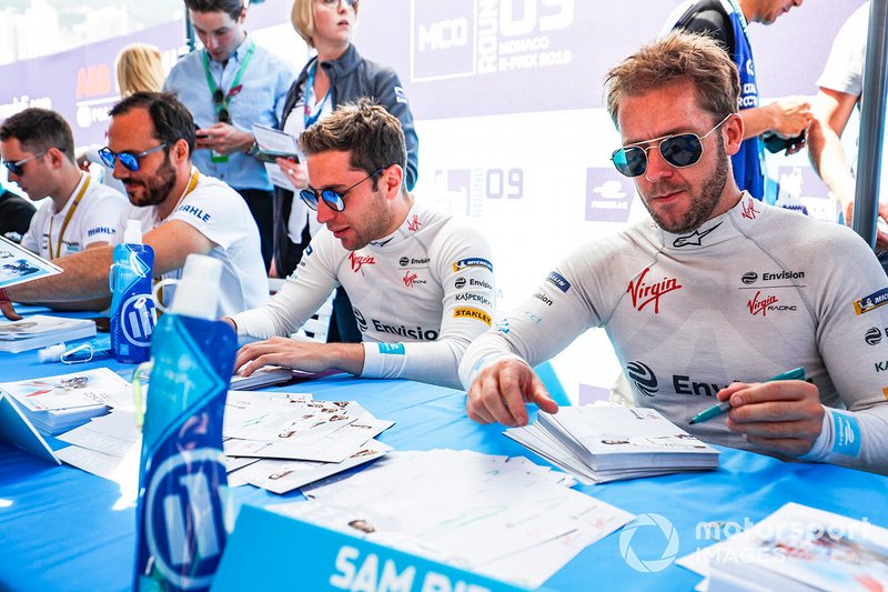 Robin Frijns, Envision Virgin Racing, Sam Bird, Envision Virgin Racing at the autograph session