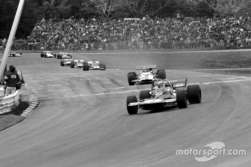 Jackie Stewart, Tyrrell 001, mène devant Pedro Rodriguez et Jacky Ickx