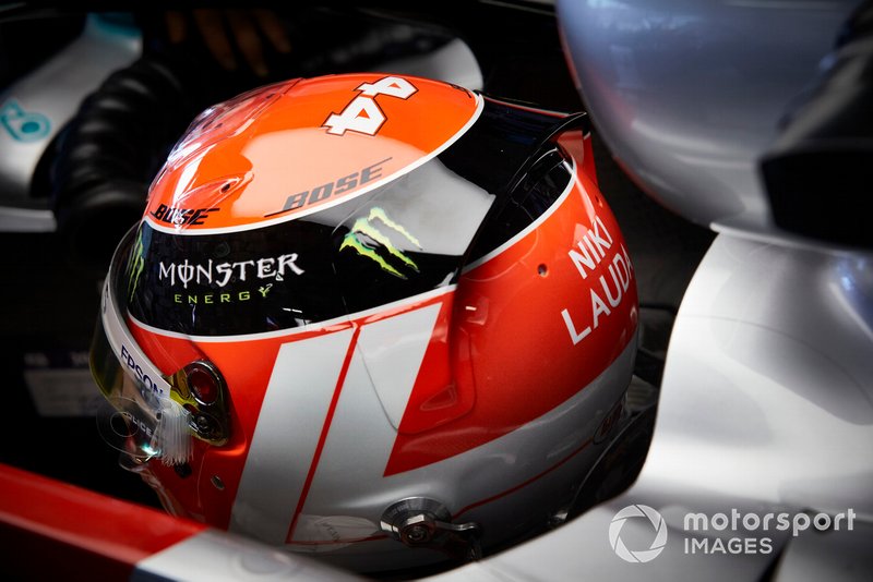 El casco de Lewis Hamilton, Mercedes AMG F1, para el GP de Mónaco