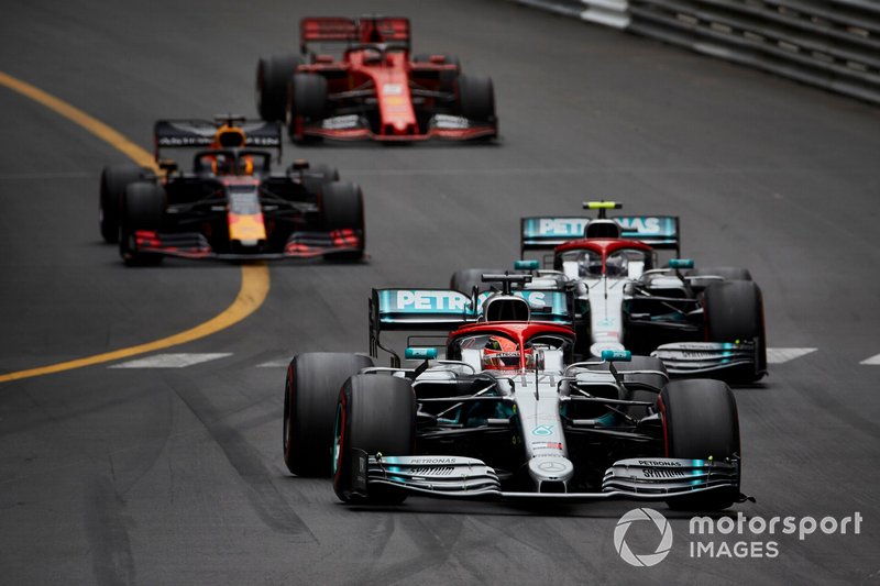 Lewis Hamilton, Mercedes AMG F1 W10, precede Valtteri Bottas, Mercedes AMG W10, Max Verstappen, Red Bull Racing RB15, e Sebastian Vettel, Ferrari SF90