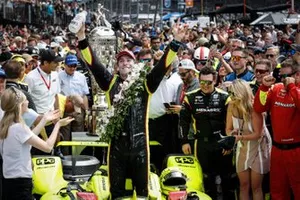 Le vainqueur Simon Pagenaud, Team Penske Chevrolet, boit du lait sur la Victory Lane