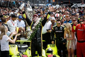 Le vainqueur Simon Pagenaud, Team Penske Chevrolet, boit du lait sur la Victory Lane