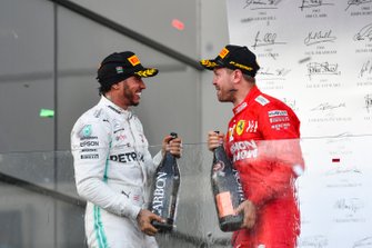 Lewis Hamilton, Mercedes AMG F1, en Sebastian Vettel, Ferrari, op het podium