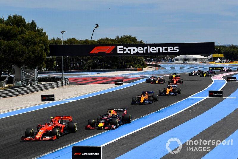 Charles Leclerc, Ferrari SF90, devant Max Verstappen, Red Bull Racing RB15, Carlos Sainz Jr., McLaren MCL34,Lando Norris, McLaren MCL34, et le reste du peloton au premier tour