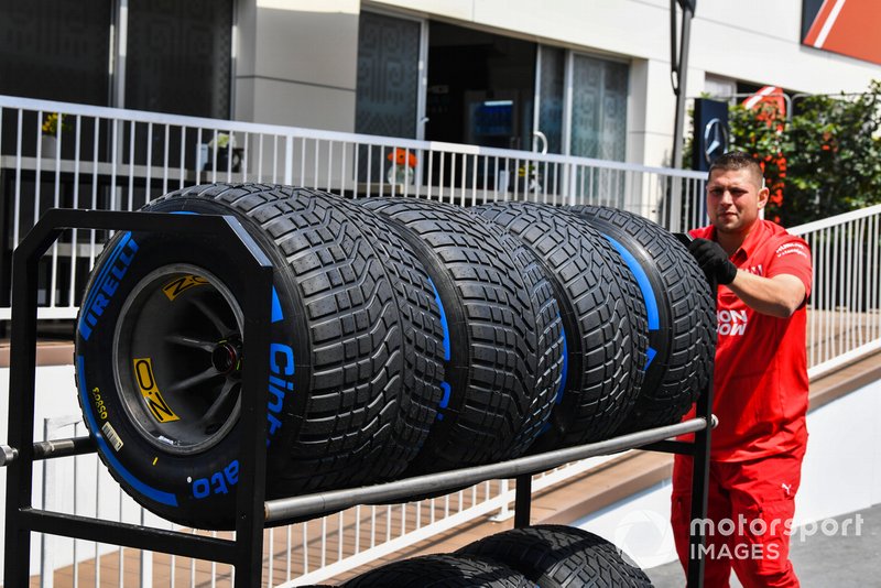 Mecánico de Ferrari con neumáticos Pirelli
