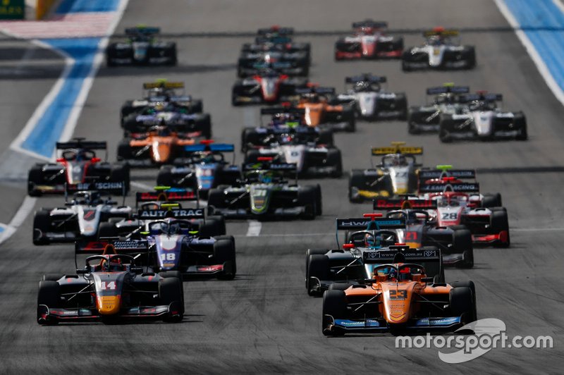 Alexander Peroni, Campos Racing leads Yuki Tsunoda, Jenzer Motorsport, Bent Viscaal, HWA Racelab at the start