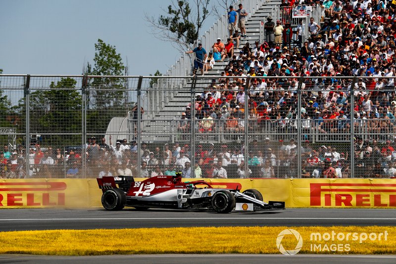 Antonio Giovinazzi, Alfa Romeo Racing C38 spins on track