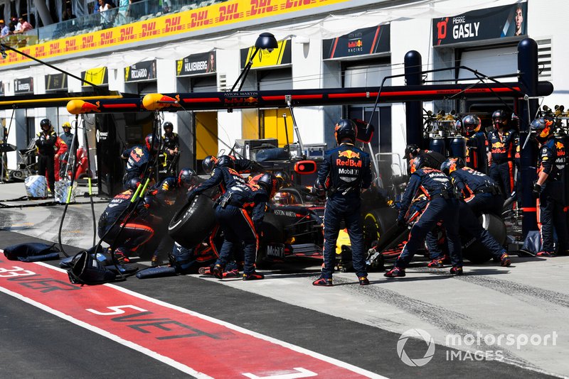 Max Verstappen, Red Bull Racing RB15, ai box