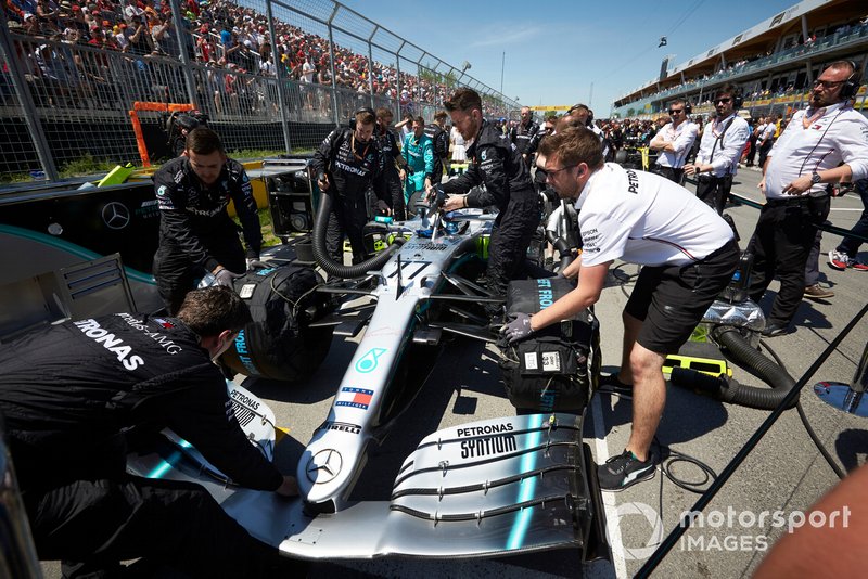 Mecánicos preparan el coche de Valtteri Bottas, Mercedes AMG W10, en la parrilla