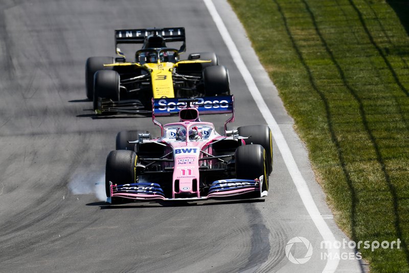 Sergio Perez, Racing Point RP19, precede Daniel Ricciardo, Renault R.S.19