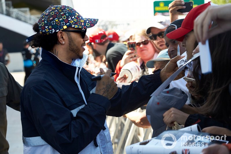 Lewis Hamilton, Mercedes AMG F1 signs a autograph for a fan