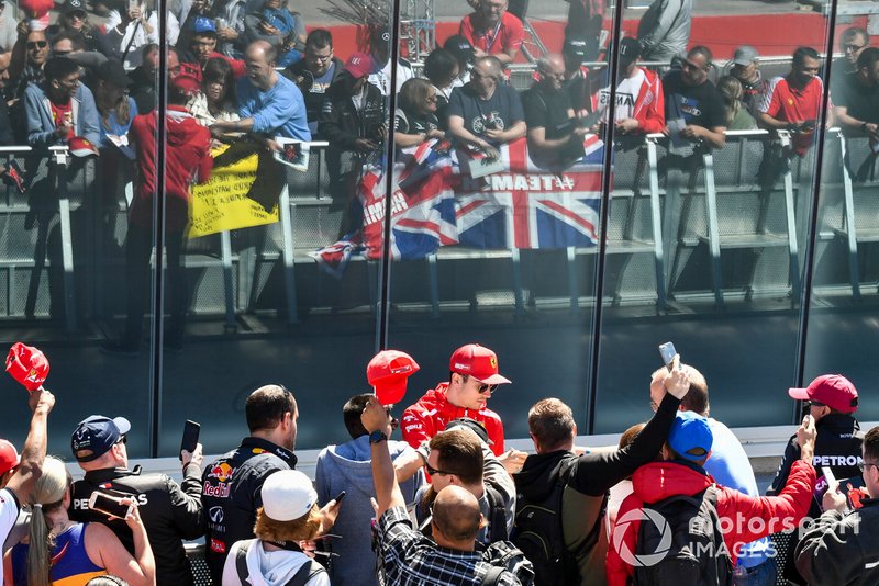Charles Leclerc, Ferrari signe un autographe pour un fan