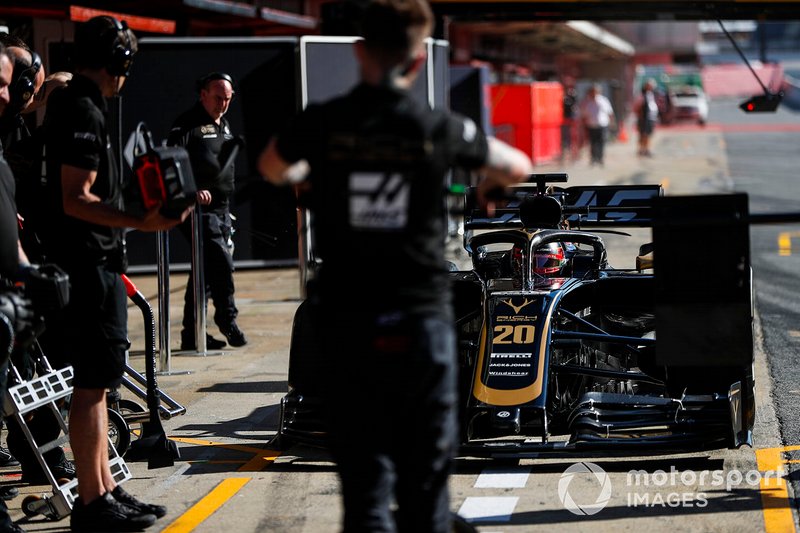 Kevin Magnussen, Haas F1 Team VF-19, durante un pit stop