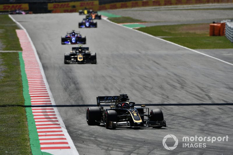 Romain Grosjean, Haas F1 Team VF-19, devant Kevin Magnussen, Haas F1 Team VF-19, et Daniil Kvyat, Toro Rosso STR14