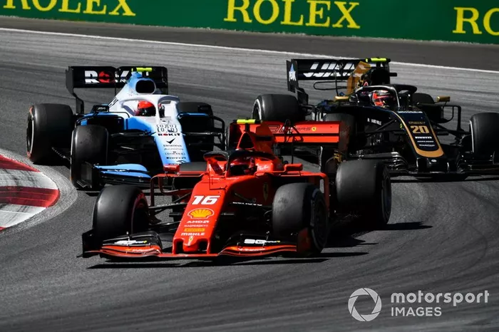 No GP da Áustria, a vergonha foi tal que Magnussen chegou a ficar atrás da Williams de George Russell. Na foto, o dinamarquês disputa com Kubica e toma volta de Leclerc