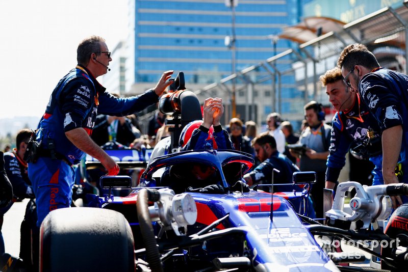Daniil Kvyat, Toro Rosso STR14, arrives on the grid