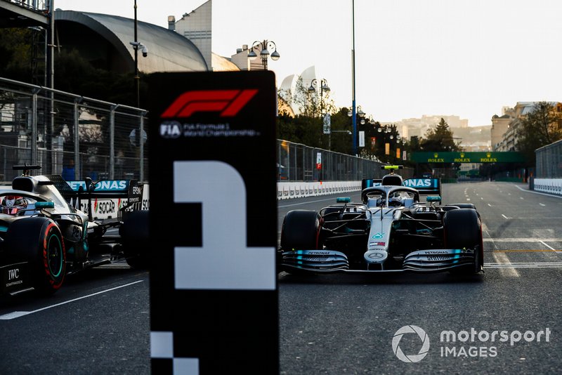 Ganador de la pole Valtteri Bottas, Mercedes AMG W10 en Parc Ferme